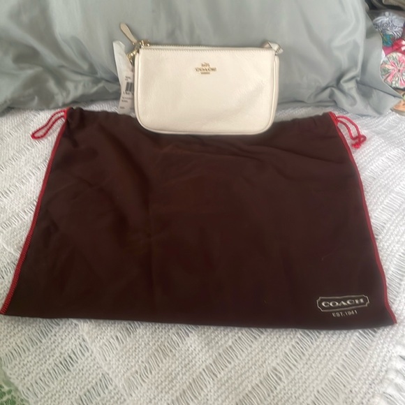 Coach cream colored Chain Handle Wristlet ,Dust Bag FREE 2 PR EARRINGS ALL NWTS - Picture 2 of 10